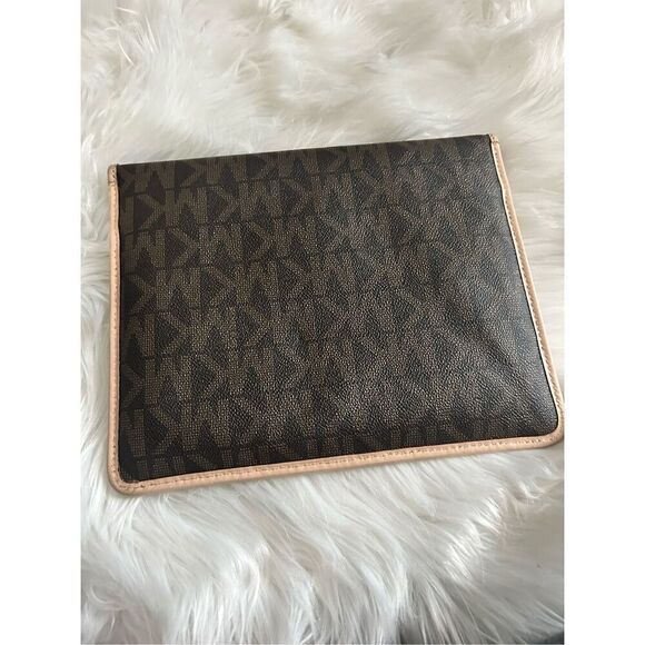 Michael Kors Envelope Clutch iPad cover or reading kindle Modern And stylish - Picture 2 of 9